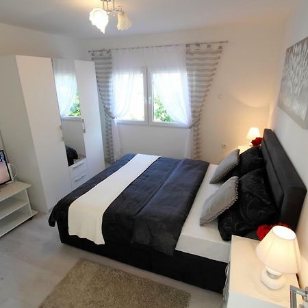 Appartamento Apartman Ana Otočac Esterno foto