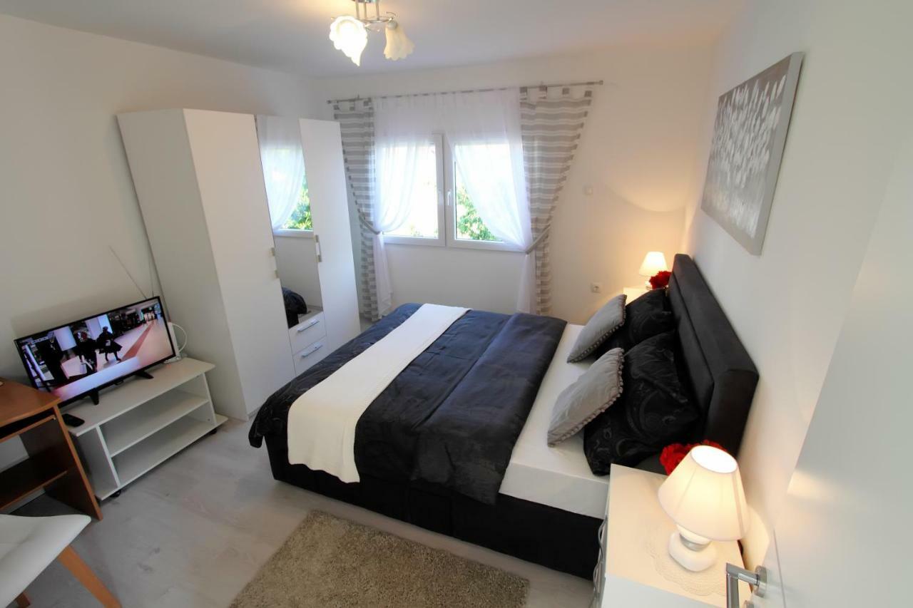 Appartamento Apartman Ana Otočac Esterno foto