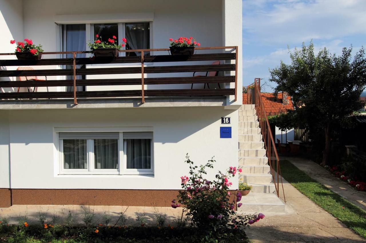 Appartamento Apartman Ana Otočac Esterno foto